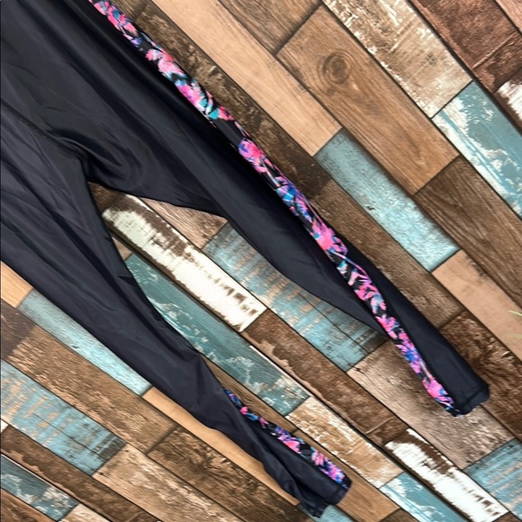 DR Large Black Leggings with tropical Floral Side Stripes - Picture 12 of 13